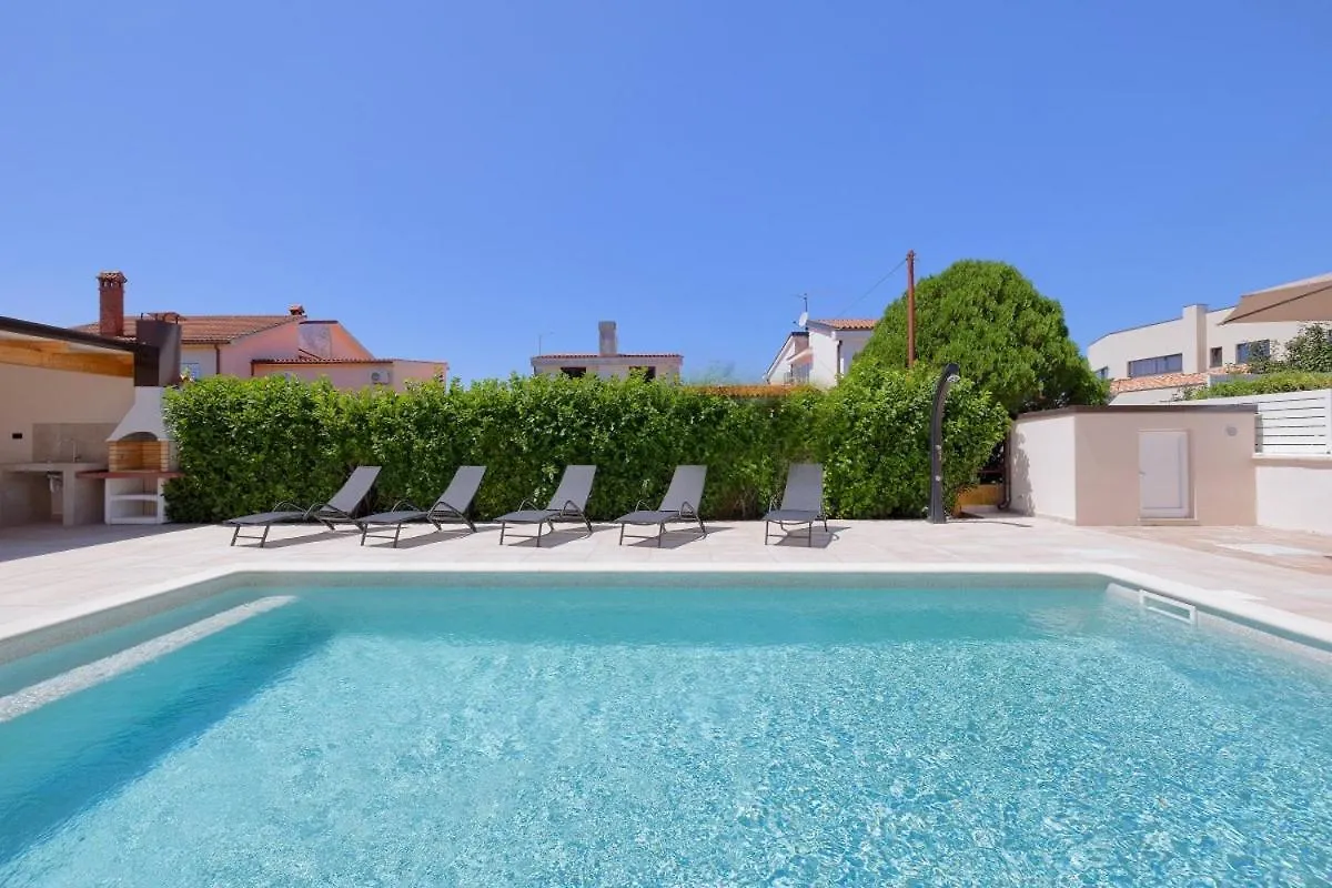Villa Nata In Pula - Haus Fuer 8-10 Personen