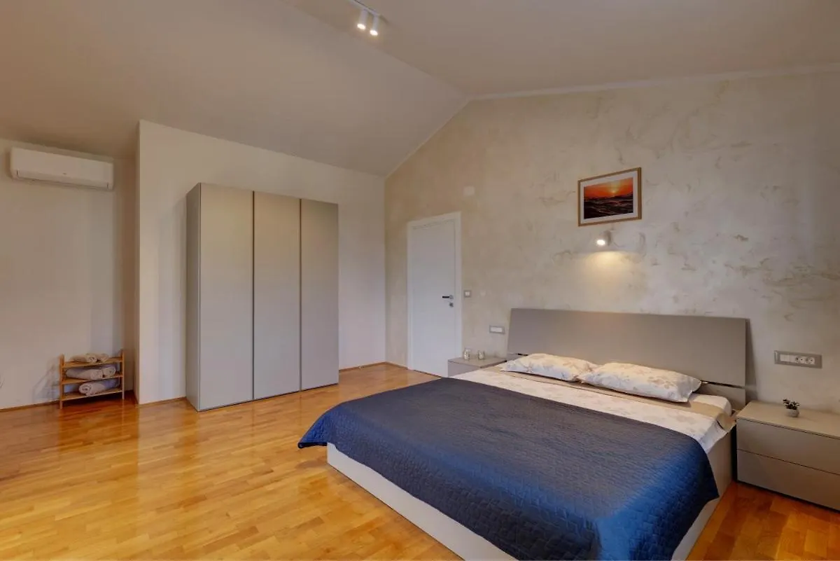 Villa Nata In Pula - Haus Fuer 8-10 Personen 0*,  Κροατία