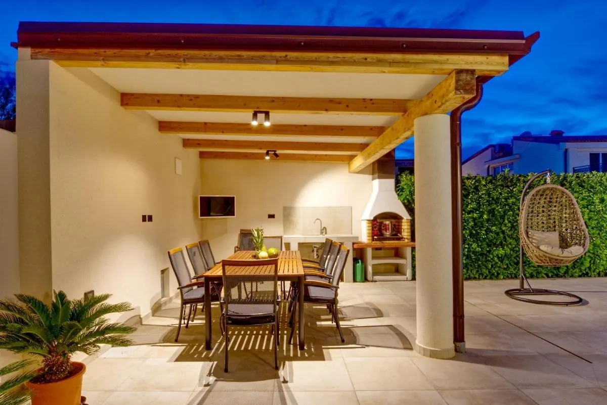 Villa Nata In Pula - Haus Fuer 8-10 Personen
