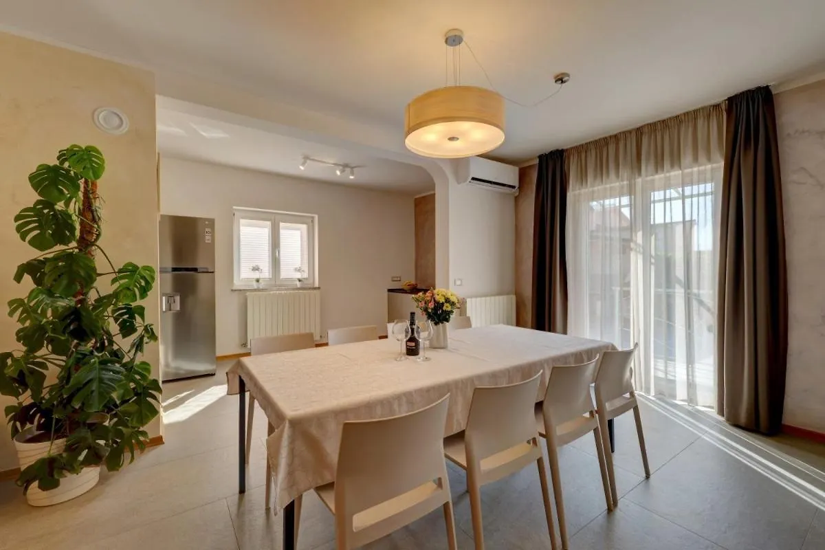 Villa Nata In Pula - Haus Fuer 8-10 Personen 0*,  Κροατία