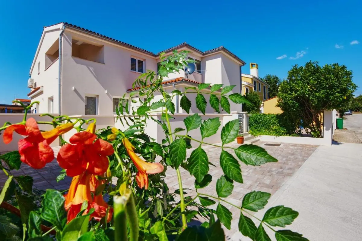 Villa Nata In Pula - Haus Fuer 8-10 Personen