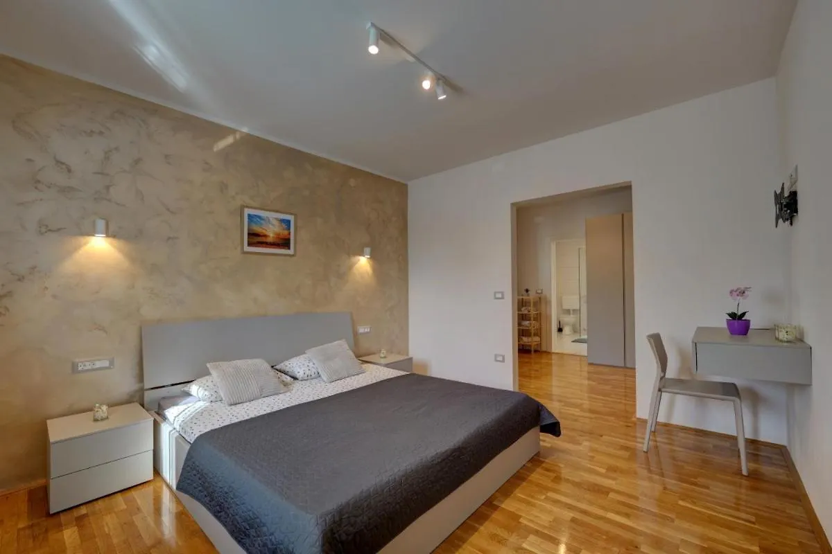 Villa Nata In Pula - Haus Fuer 8-10 Personen