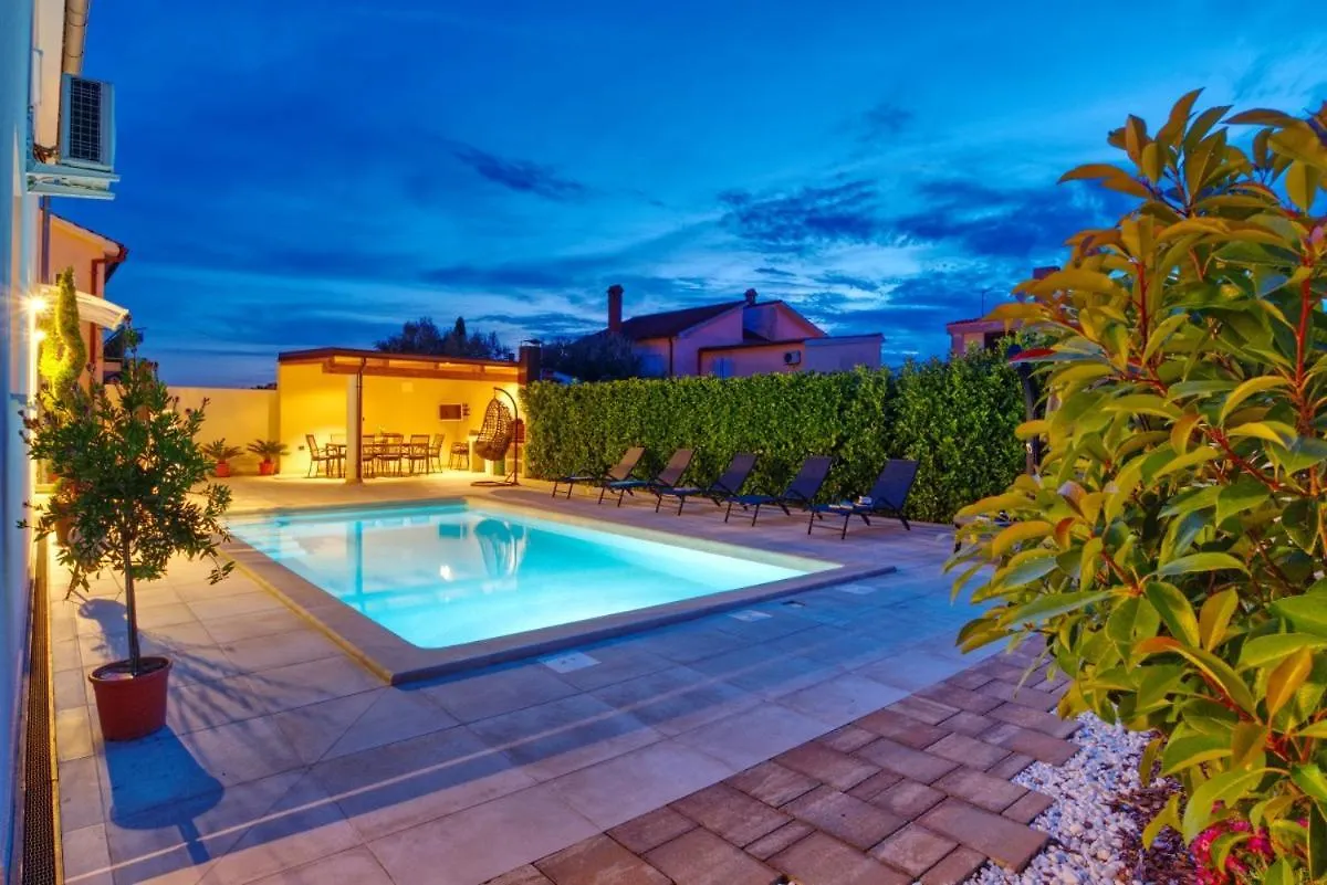 Villa Nata In Pula - Haus Fuer 8-10 Personen Κροατία