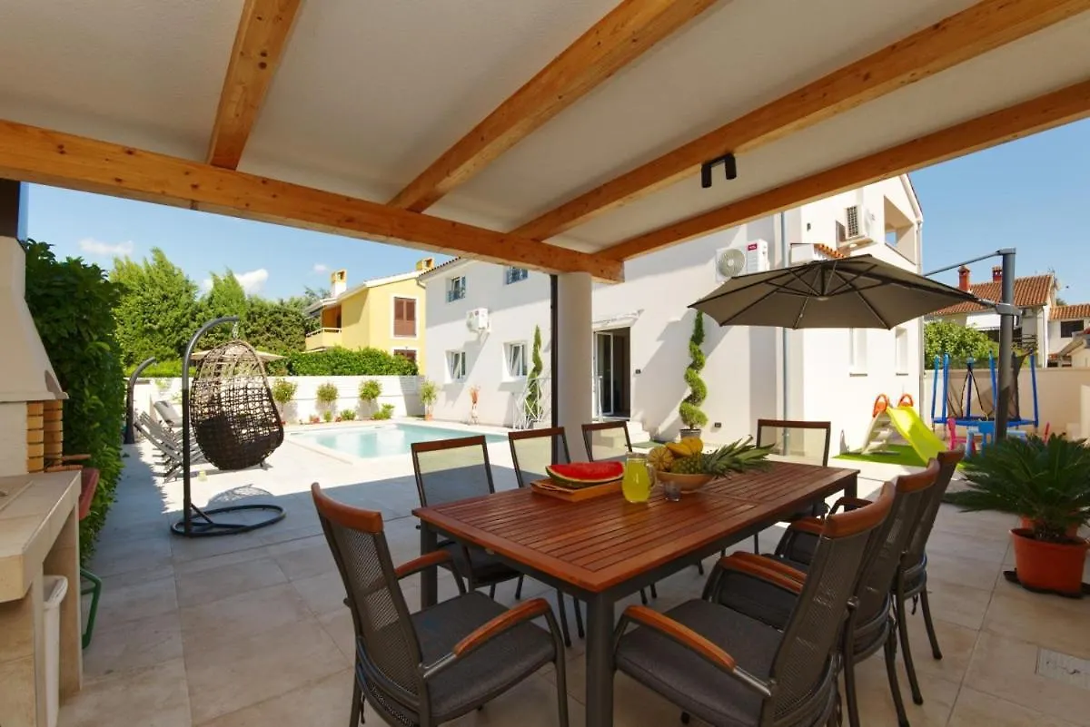 Villa Nata In Pula - Haus Fuer 8-10 Personen Κροατία