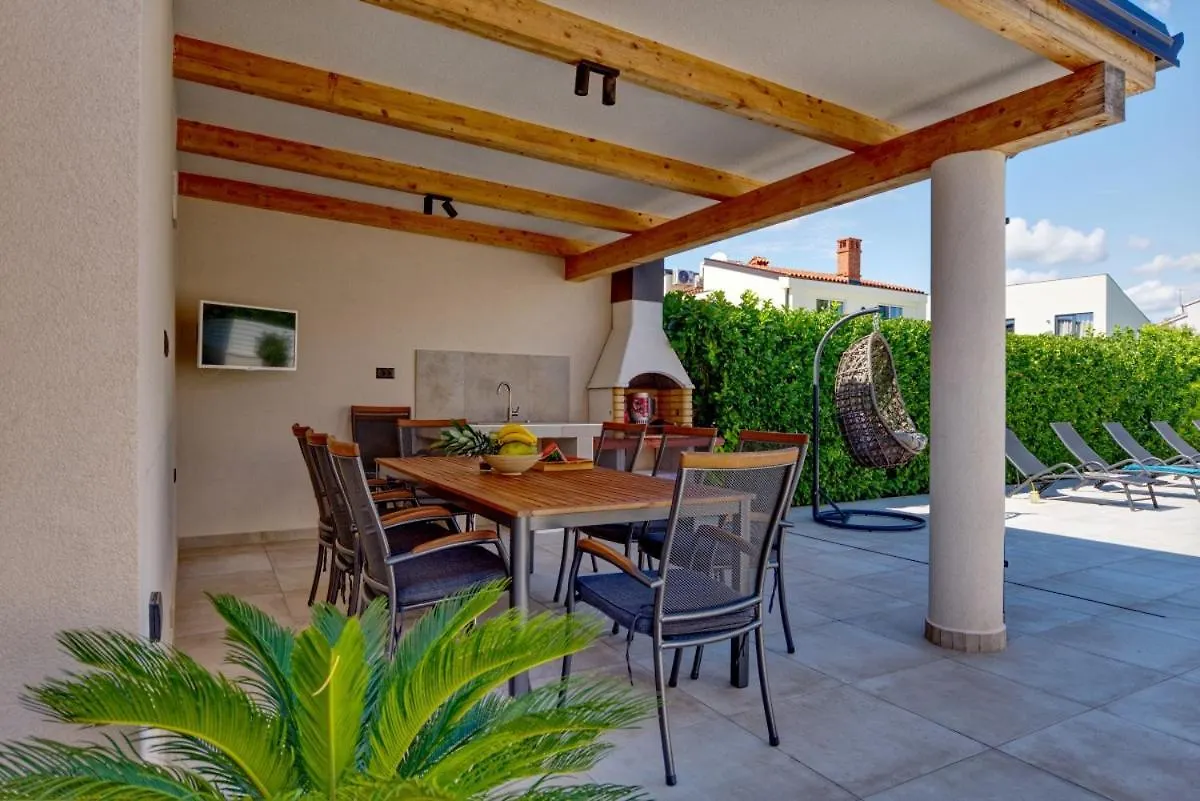 Villa Nata In Pula - Haus Fuer 8-10 Personen 0*,  Κροατία