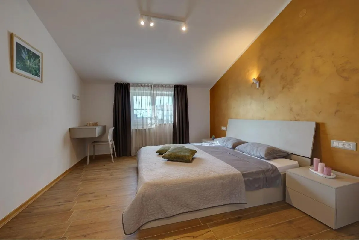 Villa Nata In Pula - Haus Fuer 8-10 Personen