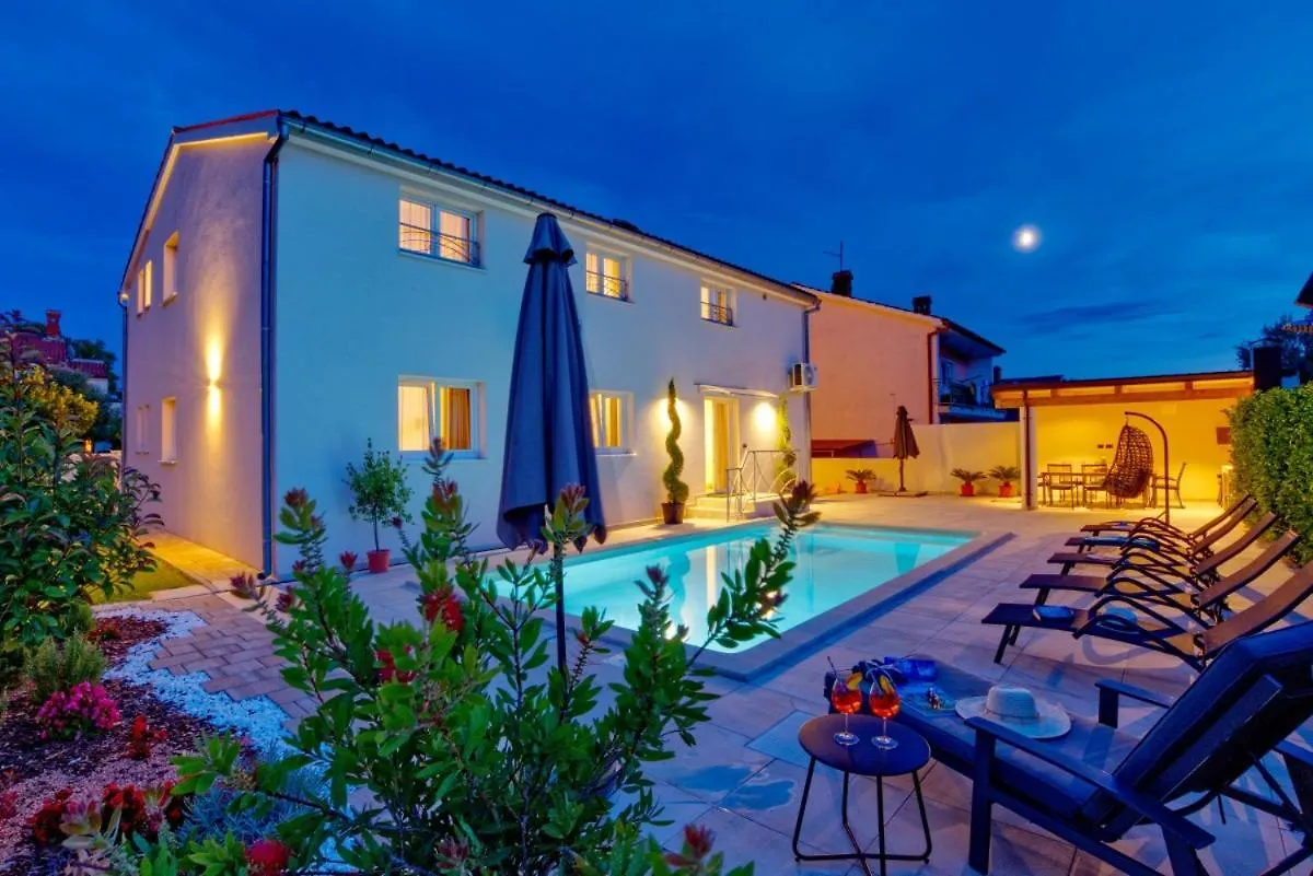 Villa Nata In Pula - Haus Fuer 8-10 Personen