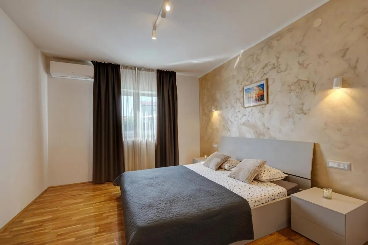 Villa Nata In Pula - Haus Fuer 8-10 Personen