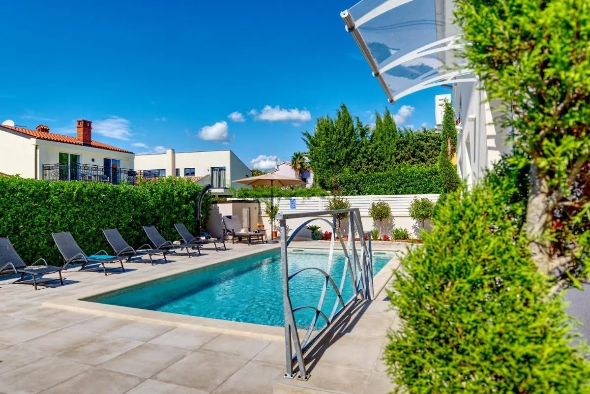Villa Nata In Pula - Haus Fuer 8-10 Personen