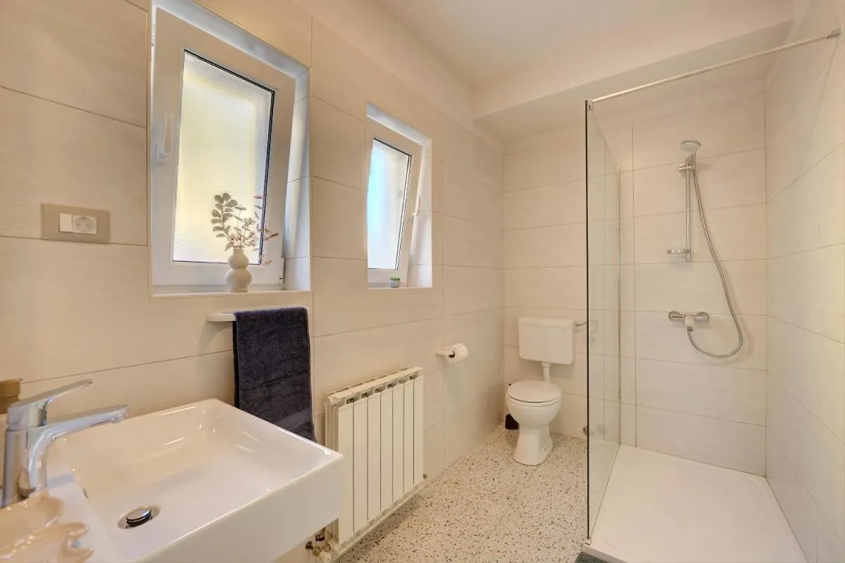 Villa Nata In Pula - Haus Fuer 8-10 Personen