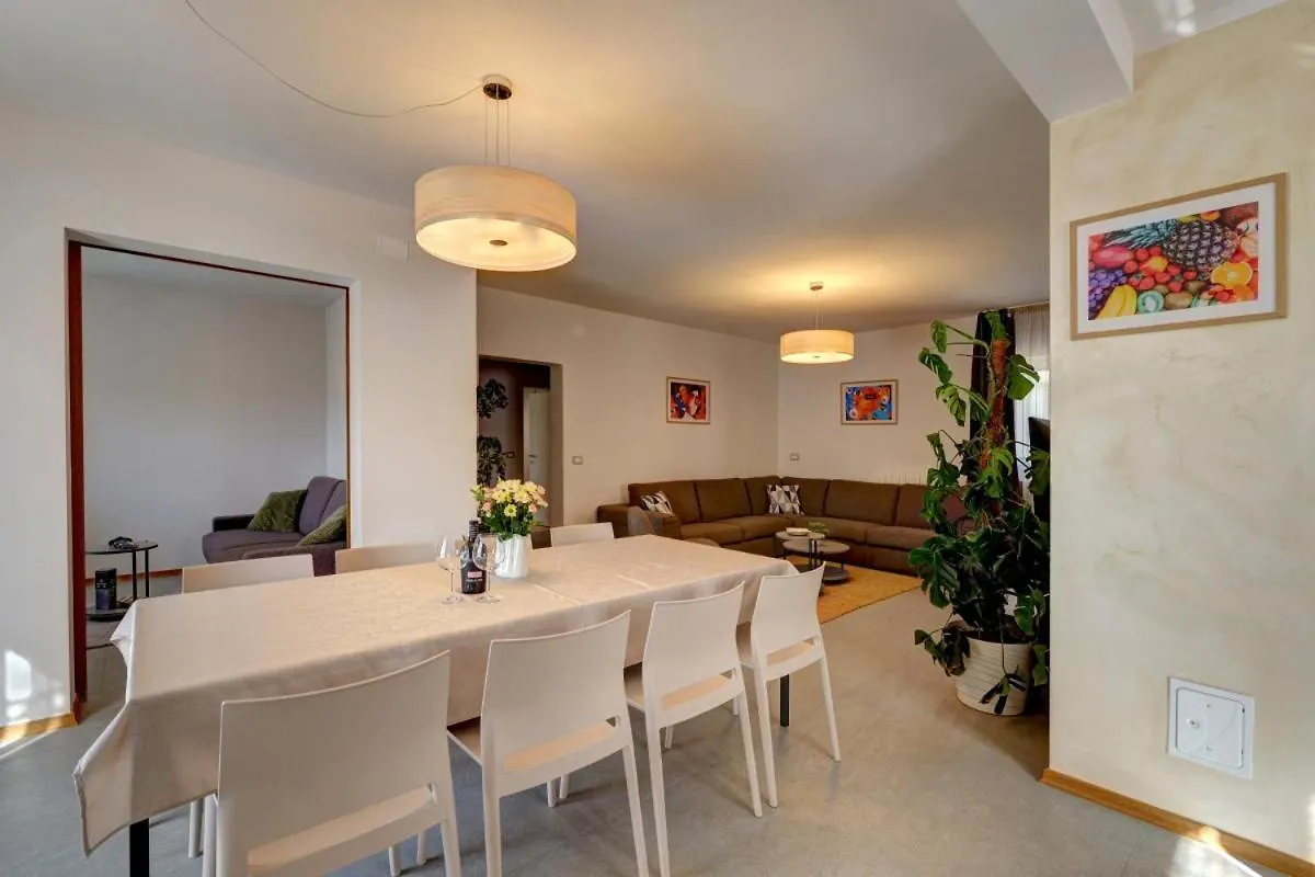 Villa Nata In Pula - Haus Fuer 8-10 Personen