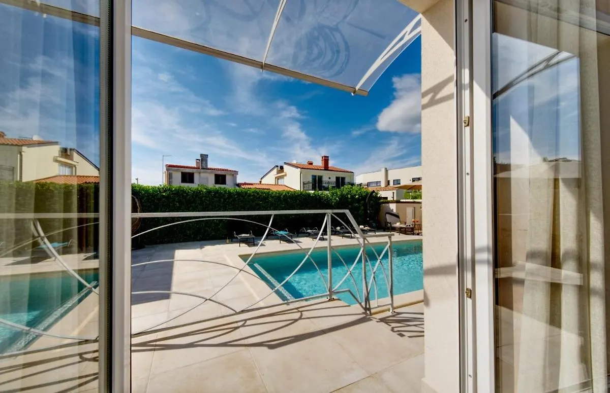 Villa Nata In Pula - Haus Fuer 8-10 Personen