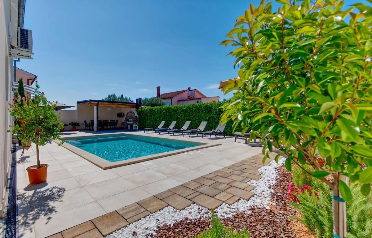 Villa Nata In Pula - Haus Fuer 8-10 Personen