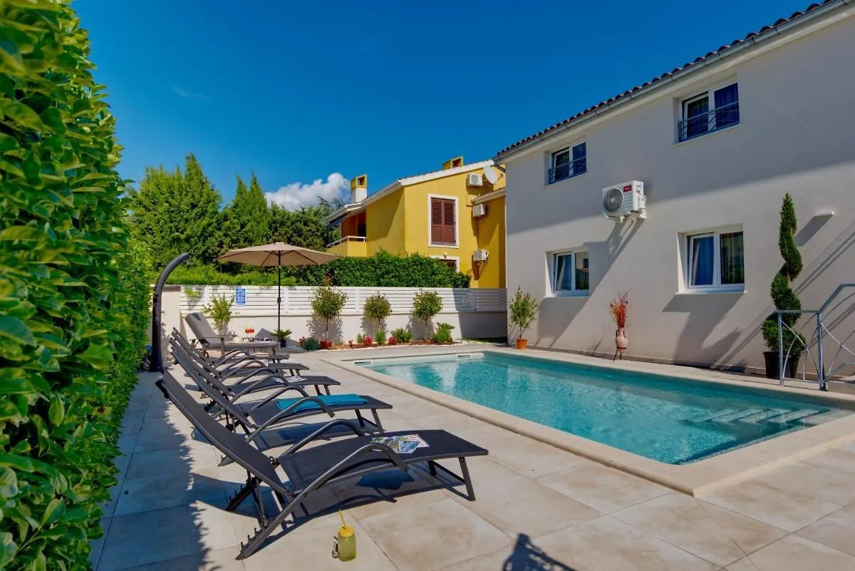 Villa Nata In Pula - Haus Fuer 8-10 Personen
