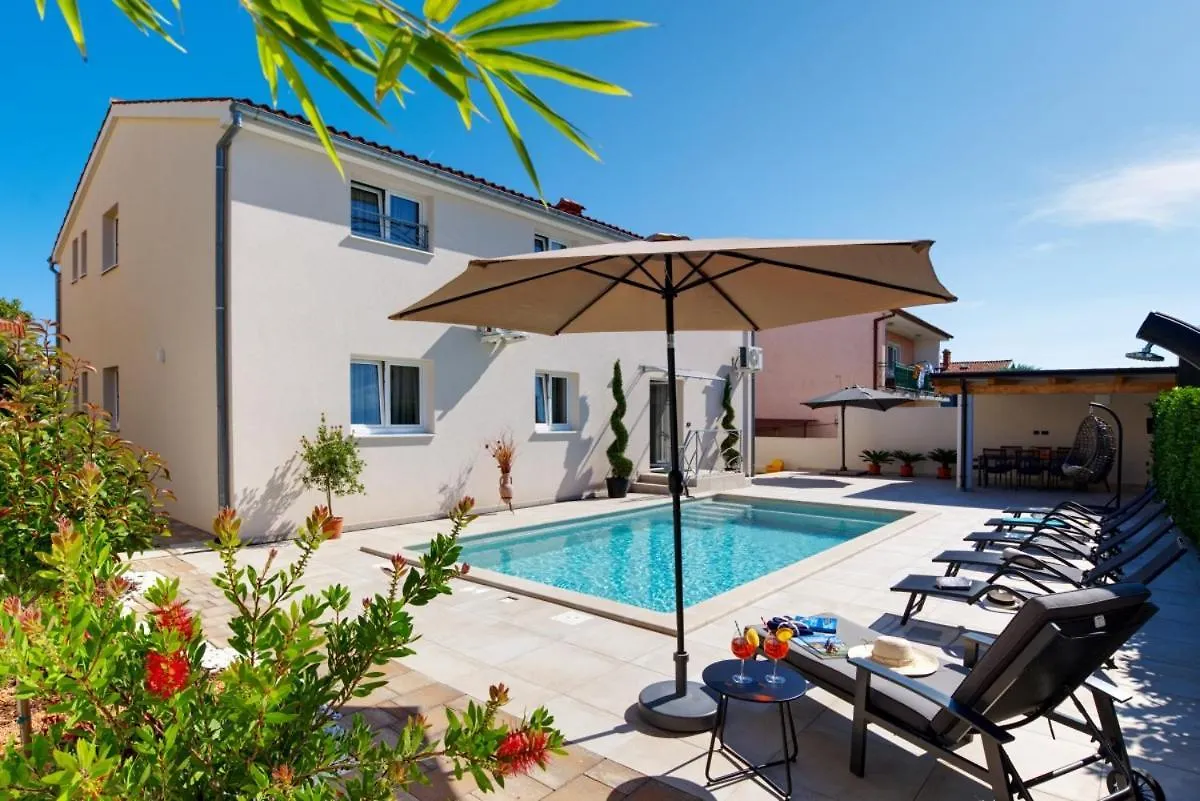 Villa Nata In Pula - Haus Fuer 8-10 Personen